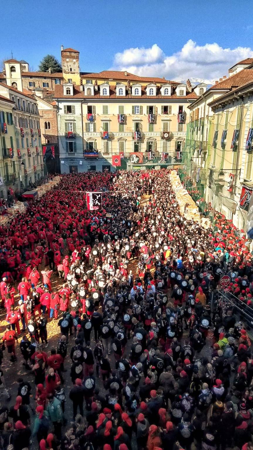 Storico Carnevale di Ivrea: i vincitori della Battaglia delle Arance 2025. Dopo tre giornate di scontri spettacolari, premiati Pantera Nera tra gli aranceri a piedi, I Paladini di Sant’Ulderico tra i carri pariglia e I Cavalieri del Lago nei tiri a&nbsp;quattro.