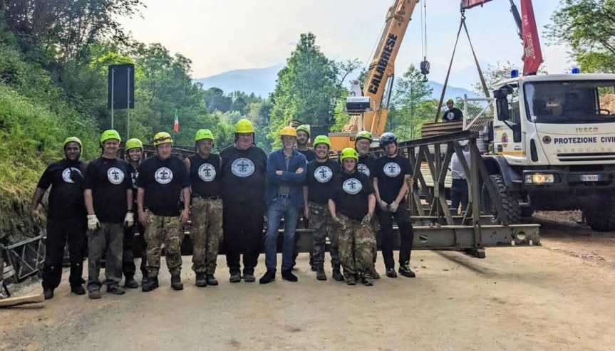 Il Ponte Bypass prende vita sul torrente Oremo . Le parole del Presidente Ramella Pralungo:” Come promesso, oggi è stato posato il ponte bypass sul torrente Oremo.Un’operazione straordinaria conclusa a tempi di record, grazie all’impegno incessante di uomini e mezzi che hanno lavorato tutto il fine settimana”.