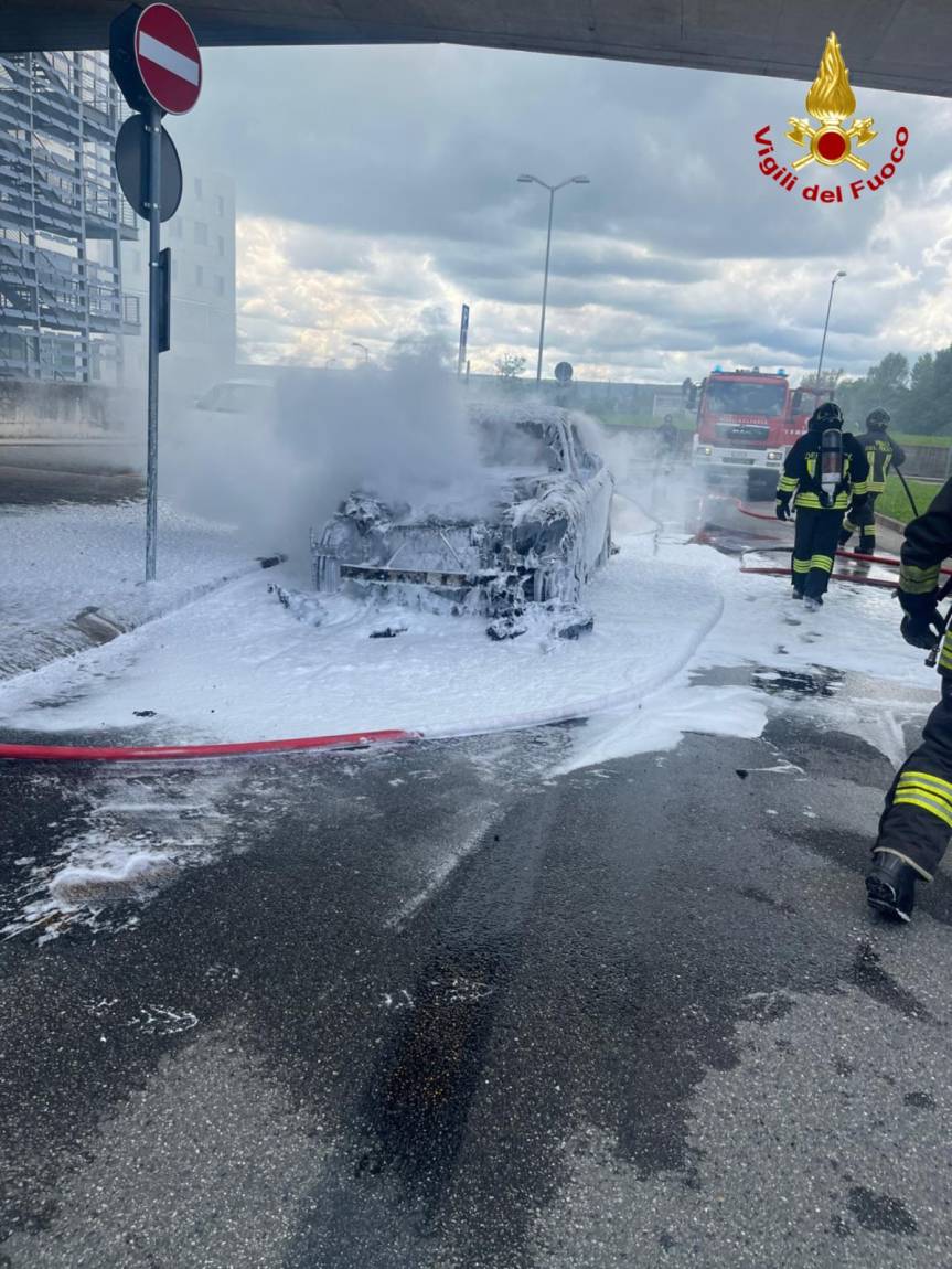 Incendio auto all’ospedale di Biella: i Vigili del Fuoco domano le&nbsp;fiamme