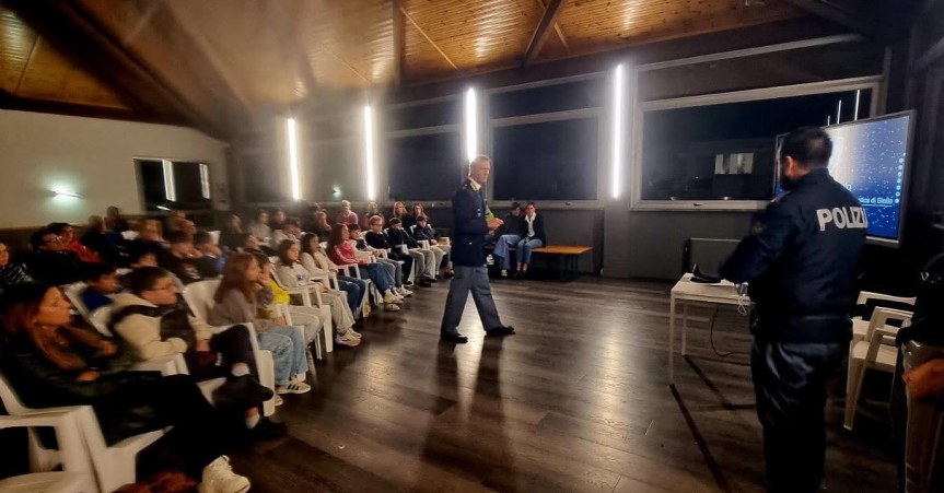 Incontro di prevenzione con la Polizia Postale sul corretto uso dello smartphone e delle nuove&nbsp;tecnologie.