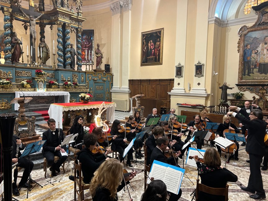 Il programma del Natale in Riva sin conclude con un appuntamento importante , diventato una tradizione di inizio anno nello storico rione Riva .Domenica 11/1 alle ore 16 nella Chiesa di San Cassiano si terrà il “Concerto degli Auguri “ eseguito dall’Orchestra Filarmonica Biellese , diretta dal Maestro Manuel Filisetti .L’ingresso è libero&nbsp;.