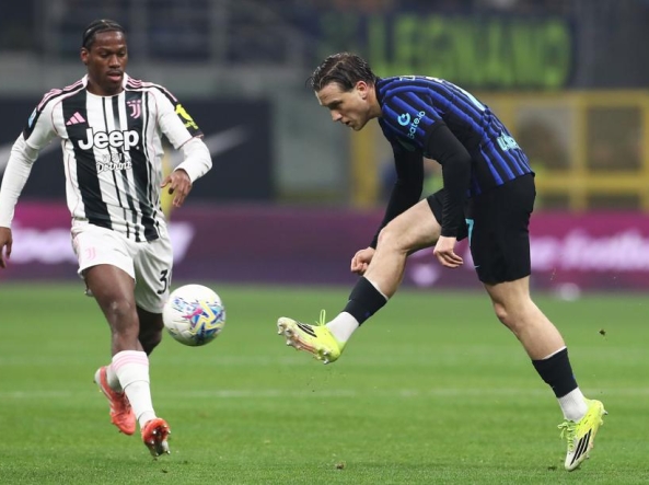 L’Inter si aggiudica il big match della 25ª giornata superando la Juventus 3-2 a San Siro, al termine di una sfida spettacolare e segnata da episodi chiave e proteste arbitrali. Di Michel&nbsp;Camillo