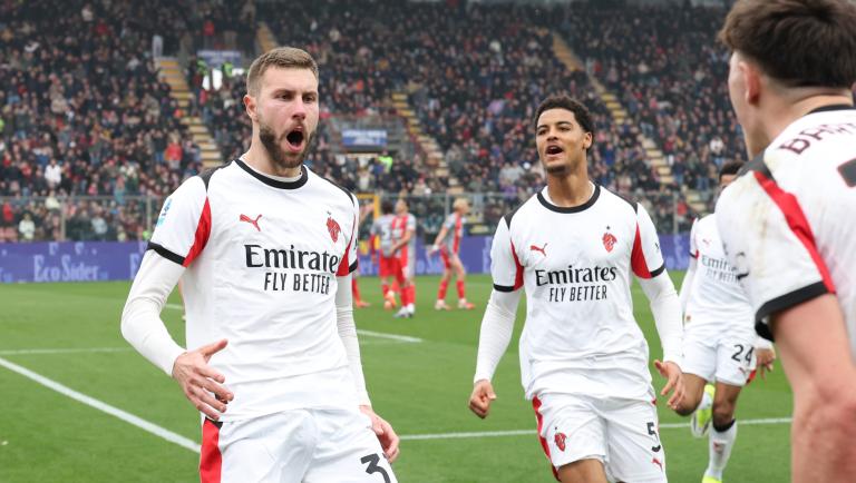 Il Milan espugna il campo della Cremonese con un finale da brividi: 2-0 firmato da Strahinja Pavlovic al 90’ e da Rafael Leão al 94’. I rossoneri tornano così a -10 dall’Inter, con il derby ormai alle&nbsp;porte.