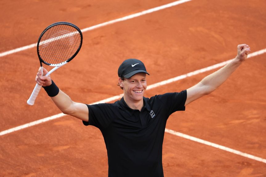 Storico trionfo per Jannik Sinner agli Internazionali BNL d’Italia 2026: il numero uno del mondo ha battuto in finale Casper Ruud con un doppio 6-4, conquistando per la prima volta in carriera il torneo di&nbsp;Roma.