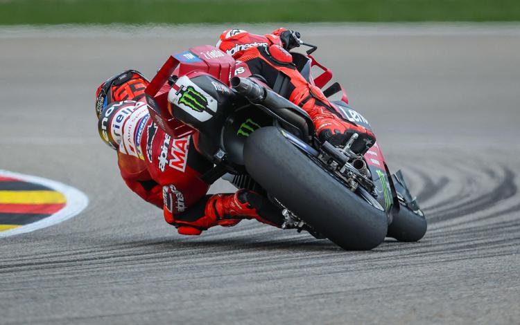 #moto#sport#Marc Márquez completa la sua doppietta ad Aragón: dopo il successo nella Sprint, il pilota spagnolo si impone anche nella gara lunga e conquista una vittoria pesantissima in ottica Mondiale. Sul podio insieme a lui salgono Pedro Acosta, secondo, e Marco Bezzecchi, terzo. Quarto posto per Álex Márquez, seguito da Jorge Martín, Fermín Aldeguer e Fabio Di&nbsp;Giannantonio.
