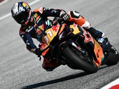 Pedro Acosta conquista finalmente la sua prima vittoria in MotoGP. Il talento spagnolo, promesso sposo della Ducati, regala alla KTM la gioia insperata del trionfo nel Gran Premio di casa, sul circuito di Spielberg, in&nbsp;Austria.