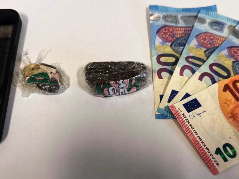BIELLA. TENTA DI LIBERARSI DELLO STUPEFACENTE DALLA FINESTRA: ARRESTATO TRENTUNENNE. DENUNCIATA LA COMPAGNA PER RESISTENZA A PUBBLICO&nbsp;UFFICIALE